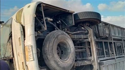 كسور وجروح.. تفاصيل إصابة 22 شخصًا في حادث انقلاب أتوبيس على الطريق الصحراوي بالإسكندرية | بث مباشر