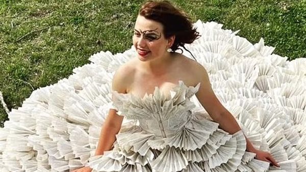 فستان مصنوع من كتب