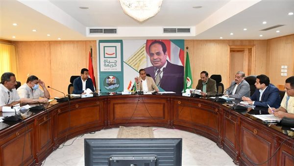 محافظ الفيوم يناقش