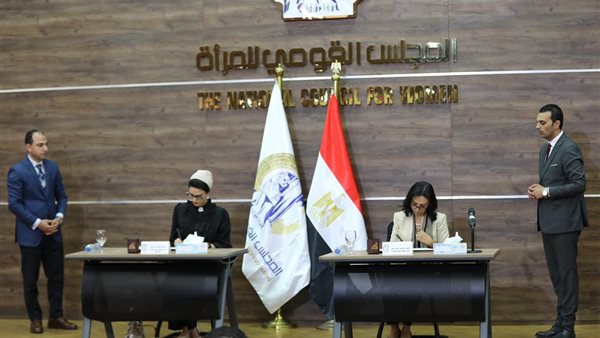 مايا مرسي خلال توقيع