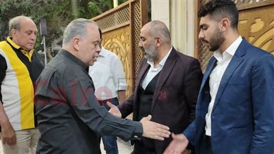 بيصورني وأنا بتكلم في التليفون.. أشرف زكي ينفعل على المصور الخاص بـ عزاء والد الفنان محسن منصور | فيديو