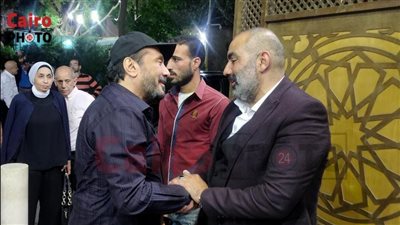 أبرزهم علي الحجار وهاني رمزي.. نجوم الفن يواسون محسن منصور في عزاء والده | بث مباشر