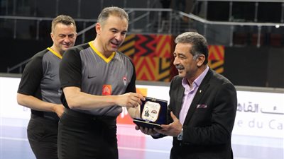 الدكتور مجدي أبو فريخة يكرم طاقم التحكيم الأجنبي لمباراتي نهائي الدوري