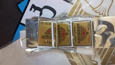 ضبط 7 محال تجارية ببورسعيد تبيع شعارات للسيارات لانتحال صفة الجهات الرسمية بالدولة | صور 