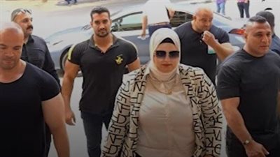 يحرسها 6 بودي جارد.. معلمة أحياء تثير الجدل عبر مواقع التواصل | فيديو