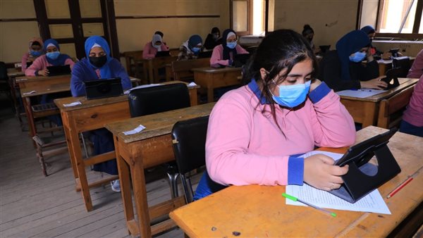 طلاب الصف الأول الثانوي