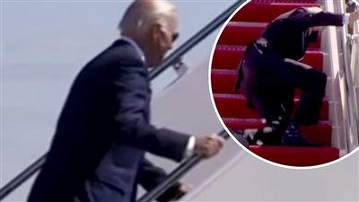 وسط مخاوف بشأن حالته الصحية.. الرئيس بادين يتعثر مجددا على سلم طائرته