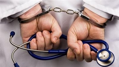 يكشف على النساء ويُجري عمليات جراحية.. القبض على فني زراعي انتحل صفة طبيب بسوهاج| بث مباشر 