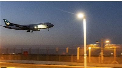 النيران تشتعل في طائرة صينية بعد خروجها عن المدرج ونجاة 122 راكبًا | فيديو