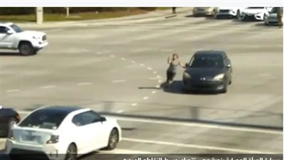 إنقاذ امرأة فقدت الوعي وسيارتها تتحرك بولاية فلوريدا الأميركية| فيديو