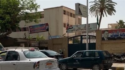 طلاب الصف الثاني الثانوي يتوافدون على اللجان لأداء امتحان اللغة العربية | بث مباشر 