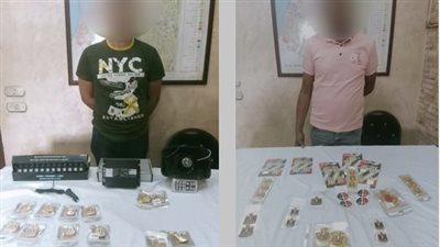 ضبط متهمين لترويجهما ملصقات سيارات منسوبة لبعض الهيئات والجهات الحجومية | صور