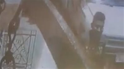 كاميرات المراقبة تكشف هوية 3 شباب ألقوا حجارة على أتوبيس نقل ركاب برأس غارب| فيديو