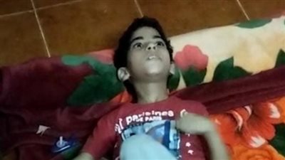 أب يستغيث لعلاج نجله بعد فقد القدرة على المشي والنطق: ابني حي ميت بسبب خطأ طبي