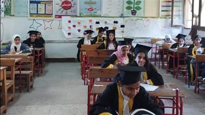 بزي التخرج.. تلاميذ الصف السادس الابتدائي بالعريش يودعون مدرستهم بطريقتهم الخاصة| صور