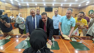 ضغوط العمل تذهب عند مقابلة الأهالي الطيبين.. محافظ المنوفية يواصل لقاءات رد الجميل