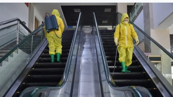 عمال يقومون بتعقيم