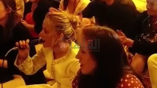 سائحة تغنى على نغمات