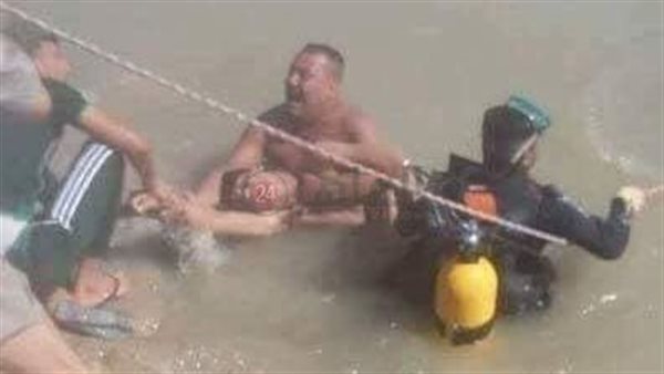 لحظة انتشال جثمان