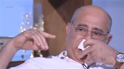 إسماعيل فرغلي باكيا: مكنش معايا فلوس أجيب أكل لأسرتي.. وتقاسمت علبة كشري أنا وزوجتي| فيديو