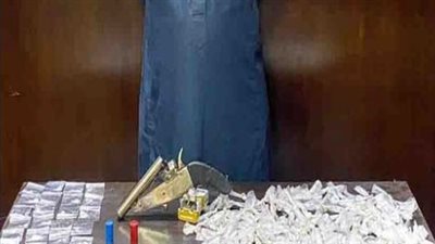 القبض على شخص بحوزته سلاح ناري ومخدرات بعين شمس