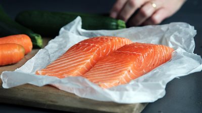 دراسة: تناول قطعة واحدة من السلمون في الأسبوع تقلل من خطر فقدان الذاكرة