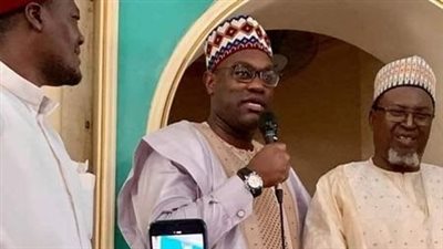 باتريك مبوما أسطورة الكرة الكاميرونية يعتنق الدين الإسلامي