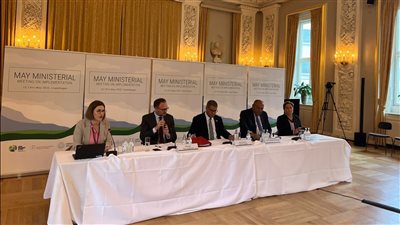 تأثرت بموقفهم لتحفيز الحكومات.. وزير الخارجية يلتقي نشطاء في مجال تغير المناخ تظاهروا بالدنمارك 