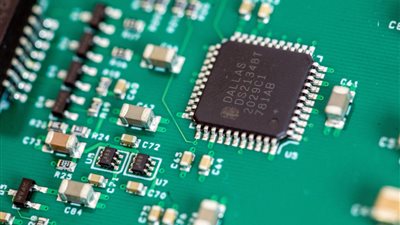 تفاقم أزمة الرقائق الإلكترونية بعد زيادة الطلب على مكونات المحمول والكمبيوتر والسيارات 