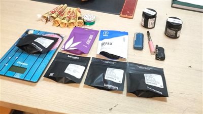 ضبط راكب أمريكي بمطار القاهرة حاول تهريب كمية من مخدر الماريجوانا 