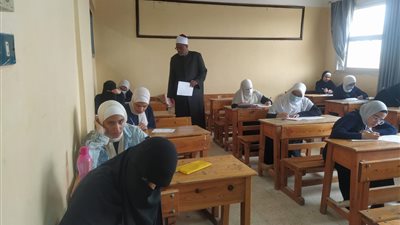 رئيس الإدارة المركزية لشؤونِ المناطق يتابع سير امتحانات نقل الثانوية الأزهرية