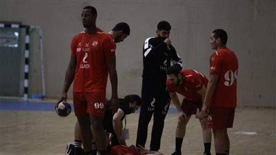 إصابة قوية في الرأس لـ لاعب يد الأهلي أمام نيامي النيجيري
