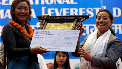 لـ عاشر مرة..نيبالية تتسلق جبل إيفريست وتُحطم الرقم القياسي الخاص بها