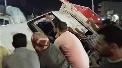 انقلاب سيارة نقل محملة بالبطيخ في المحلة وتوقف حركة الطريق |صور