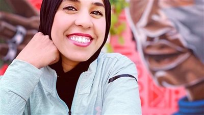 إيدها تتلف في حرير.. رسامة أسوان مها جميل تنشر البهجة بشوارع الصعيد