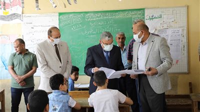 محافظ المنيا يتابع امتحانات الفصل الدراسي الثاني بلجان المرحلة الابتدائية