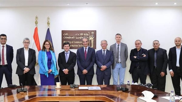 وزير الاتصالات مع