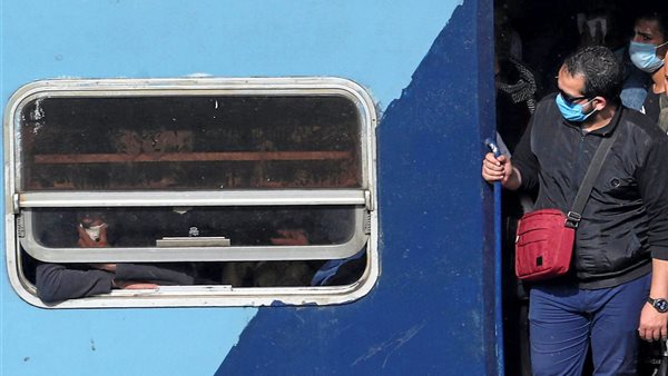 شخص يفقد حقيبته داخل