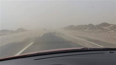 عاصفة رملية تضرب المدن الشمالية للبحر الأحمر وتحجب الرؤية.. واستمرار الحركة الملاحية | صور وفيديو
