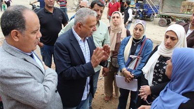 رصف طرق ومعالجة الصرف.. رئيس حي شرق الإسكندرية يتابع تطوير عزبة القلعة