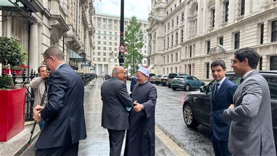 مفتي الجمهورية يصل إلى العاصمة البريطانية لندن وتأمين موكبه بتشريفة مهيبة | فيديو