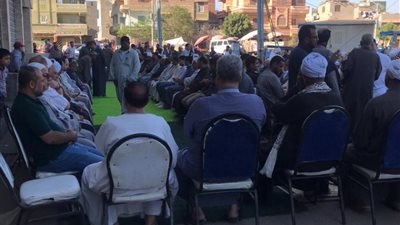 أسرة شاب توفي غرقًا في بحر جمصة تتلقى واجب العزاء | صور