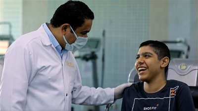 أصبح يسير بشكل طبيعي.. الداخلية تعالج الطفل يوسف بعد إصابته بشلل رباعي | فيديو 