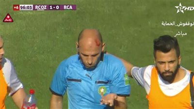  جماهير الرجاء تعتدي على حكم الراية في الدوري المغربي 