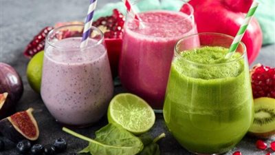 خبراء: العصائر السميكة والتقبيل والتدخين تزيد من فرصة ظهور التجاعيد