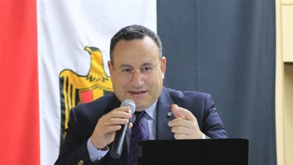 الدكتور عبد العزيز