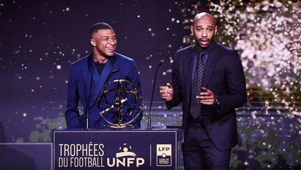 تسلم مبابي جائزة