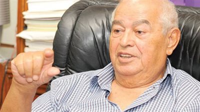 انتهاء صلاة الجنازة على الكاتب الصحفي صلاح منتصر بمسجد عمر مكرم | بث مباشر