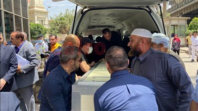 وسط محبيه.. نقل جثمان الكاتب الصحفي صلاح منتصر من جريدة الأهرام | صور 