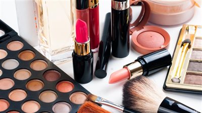 بعد القبض على قمر الوكالة.. نصائح قبل شراء مستحضرات التجميل 